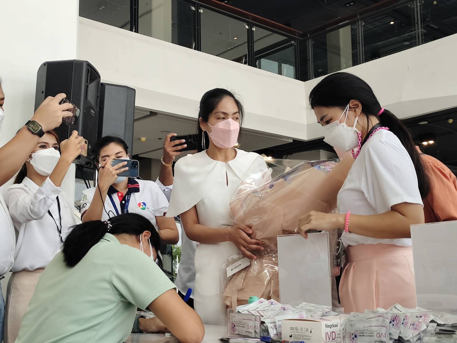 กระติก หอบช่อดอกไม้ร่วมพิธีไว้อาลัย แตงโม นิดา 