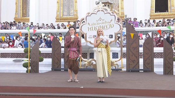 มาริโอ้ - คิมเบอร์ลี่ นำทีมสร้างความสนุกในงานวัดย้อนยุคเพื่อแฟนๆ (มีคลิป)   