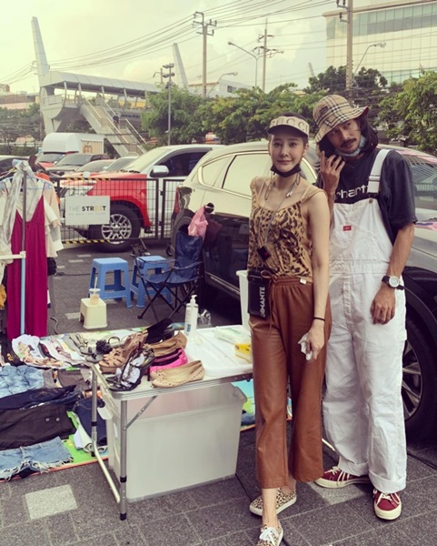 แตงโม นิดา เปิดท้ายขายของมือสองสู้ชีวิต!! แอบหวานมีแฟนหนุ่มมาช่วย แตงโม นิดา เปิดท้ายขายของมือสองสู้ชีวิต!! แอบหวานมีแฟนหนุ่มมาช่วย