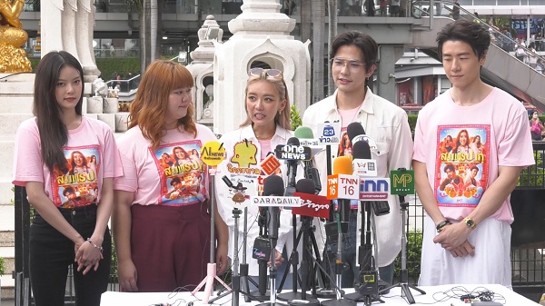 “ลี-แพรวา” นำทีมนักแสดง “สมพรปาก” ร่วมสักการะพระตรีมูรติกับแฟนๆ   (มีคลิป)