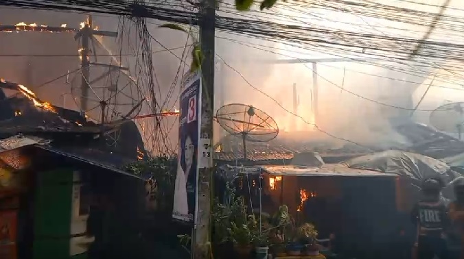 ด่วน! ไฟไหม้บ้านปชช. ภายในซอยสุขสวัสดิ์ 38 จนท.เร่งคุมเพลิง ด่วน! ไฟไหม้บ้านปชช. ภายในซอยสุขสวัสดิ์ 38 จนท.เร่งคุมเพลิง